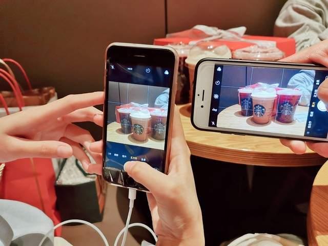 买旗舰机的，从来就三类人！第一种是真土豪，六千块跟买瓶水似的，发布会一开就冲