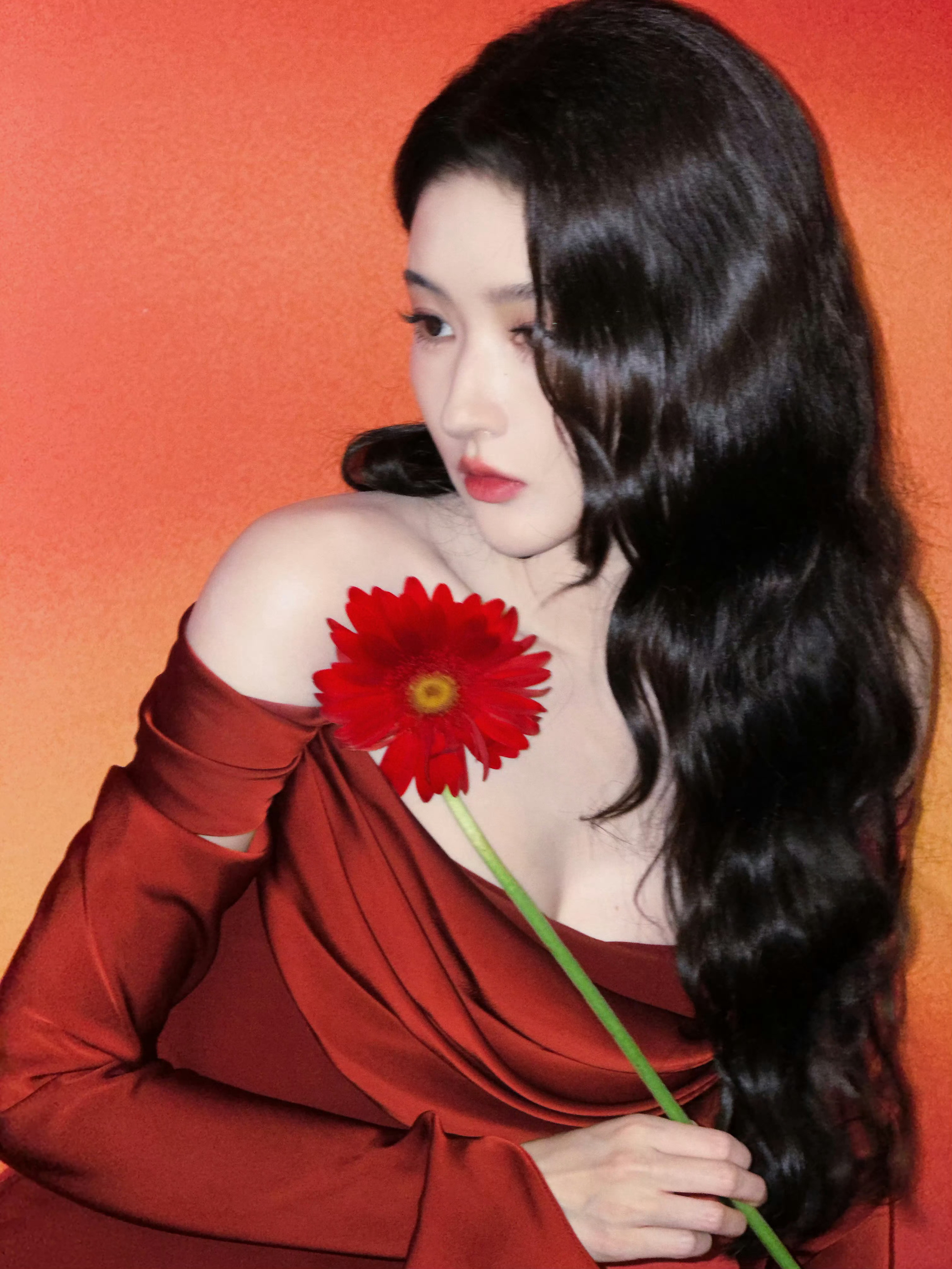 王玉雯，红色高跟鞋+抹胸