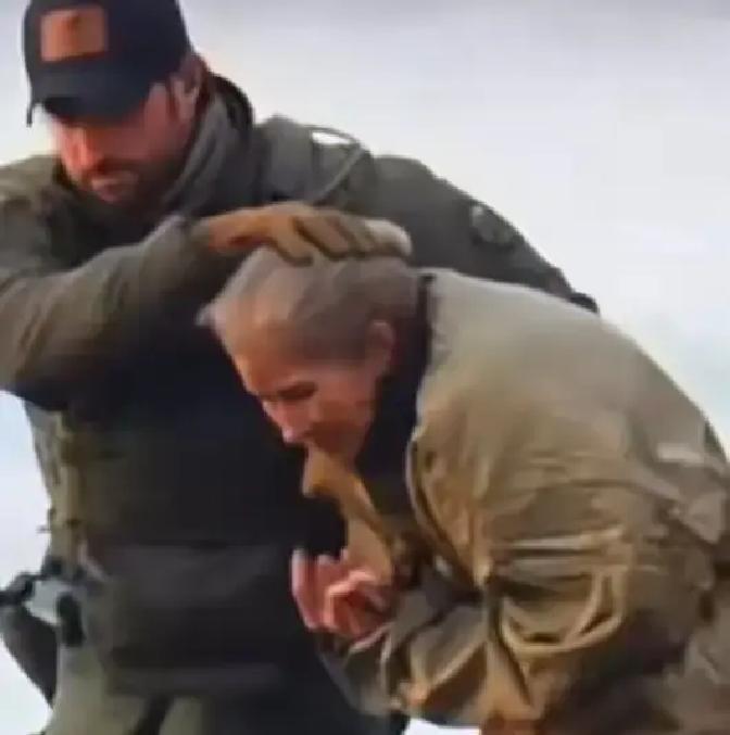 美国和委内瑞拉的对抗，走到了极端难看的画面上。画面里，一名衣着朴素的老妇人