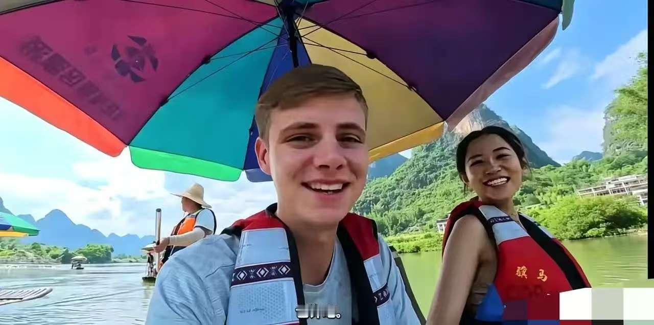 真是又可悲又可气啊！西安麻辣烫姐无视非议跟批评，居然又跟着那英国博主远赴阳朔