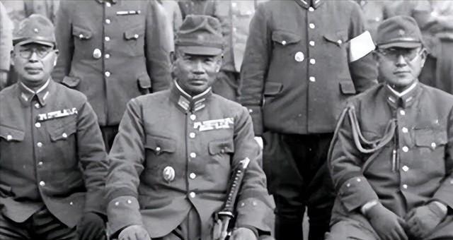 1939年，日军召开宴会，一个军统特工趁机混入其中，他拿出了一包剧毒，悄悄撒进酒