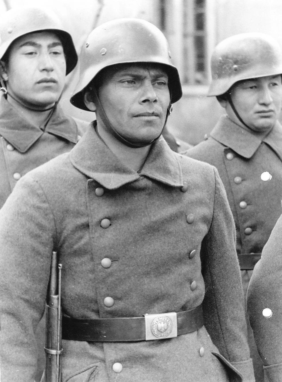 一张拍摄于1942年的照片，图中身穿德军（国防军）制服的士兵具有明显的东亚人