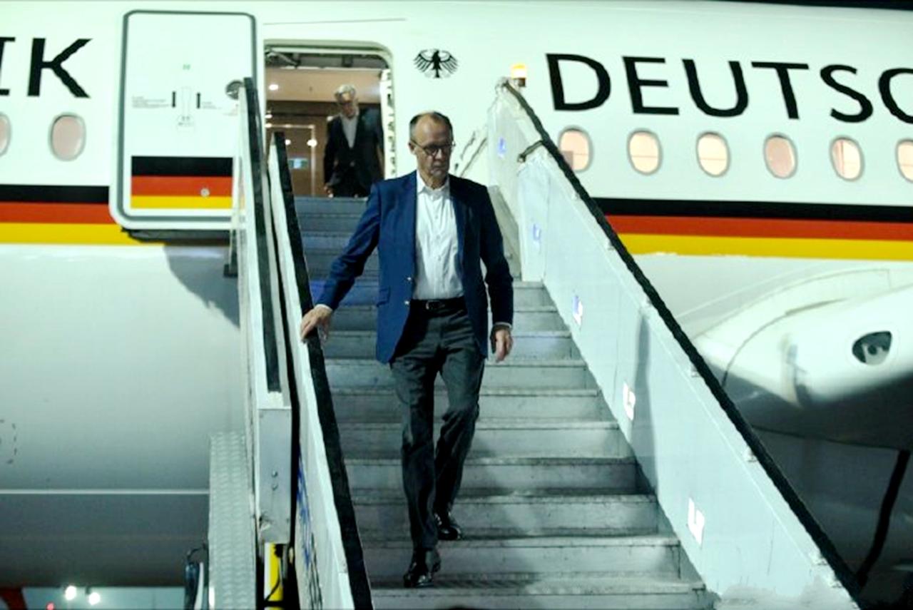 1月12日，德国总理梅尔茨抵达印度访问！受到高规格的欢迎仪式！从曝光的画面我们