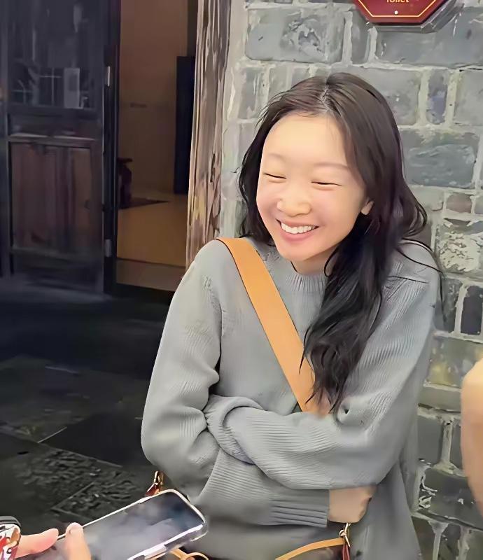 没想到啊，周冬雨的素颜都火到国外去了，韩网还说她是千年理想型。是没见过天然美女吧