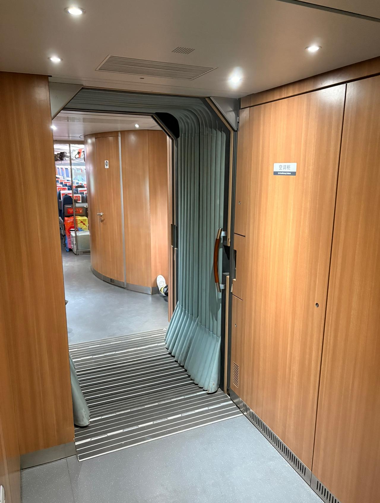 火车餐车这次回老家的时候，坐的火车。第一次去火车里面的餐车用了一次餐，感