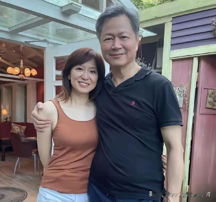 67岁的赖岳谦带着妻子一起移居到熊猫大陆，评论区直接成了