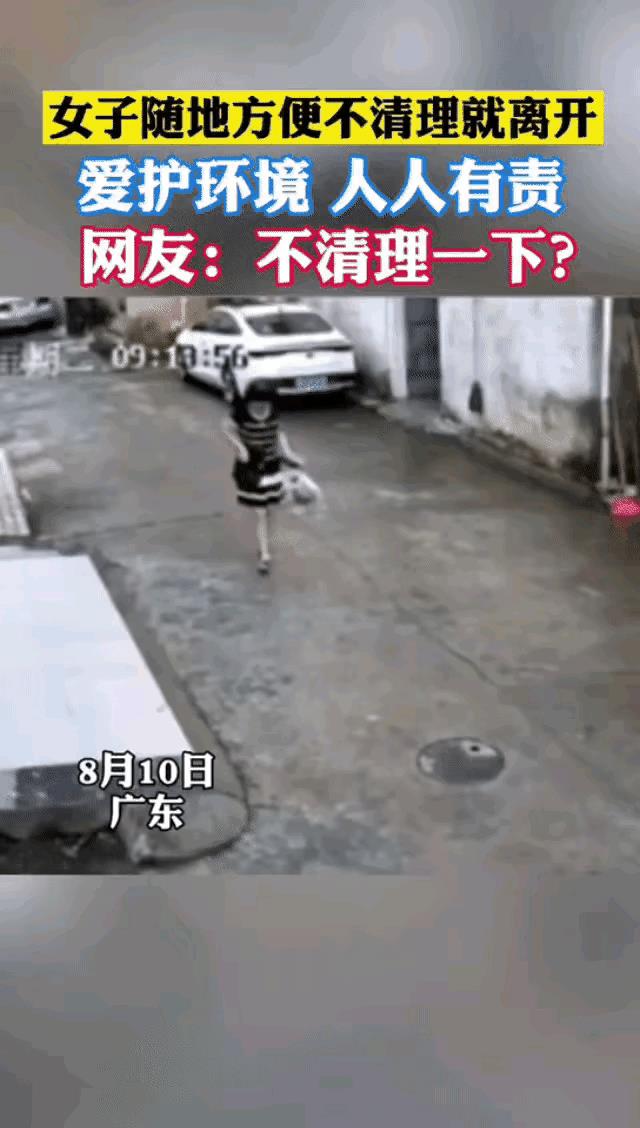 一个女人手里拿着东西，往家走，走到半路，女人可能是感觉肚子疼，女人实在憋不住了，