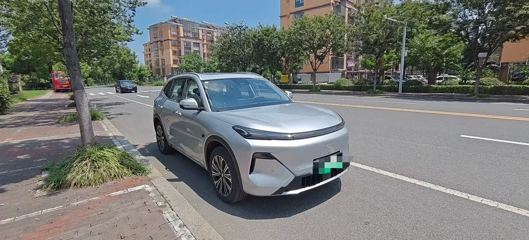 吉利银河战舰700于2026年9月上市，定位中大型家用SUV，提供纯电、增程两种动力形式。整车外观大