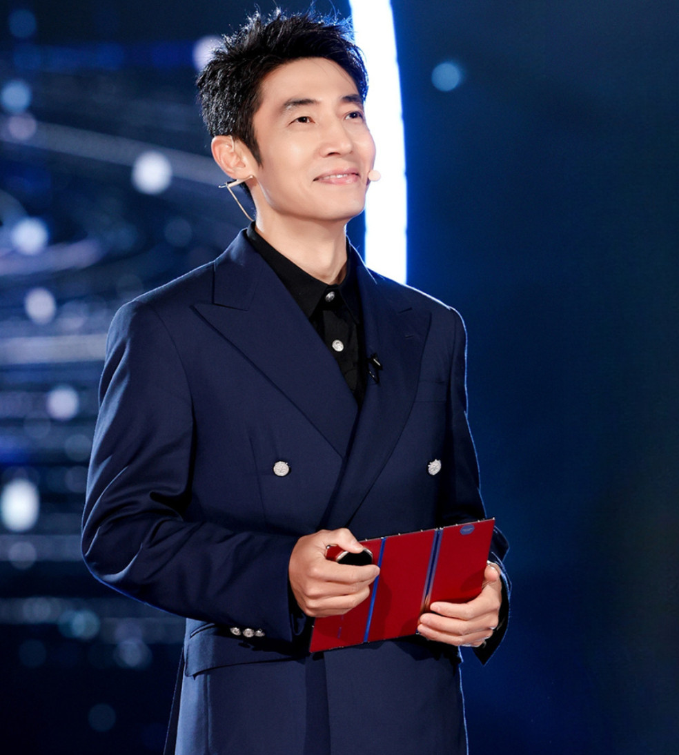 华为MateX7和MateXTs再次成为了主持人的手卡，折叠屏这块还得是华子