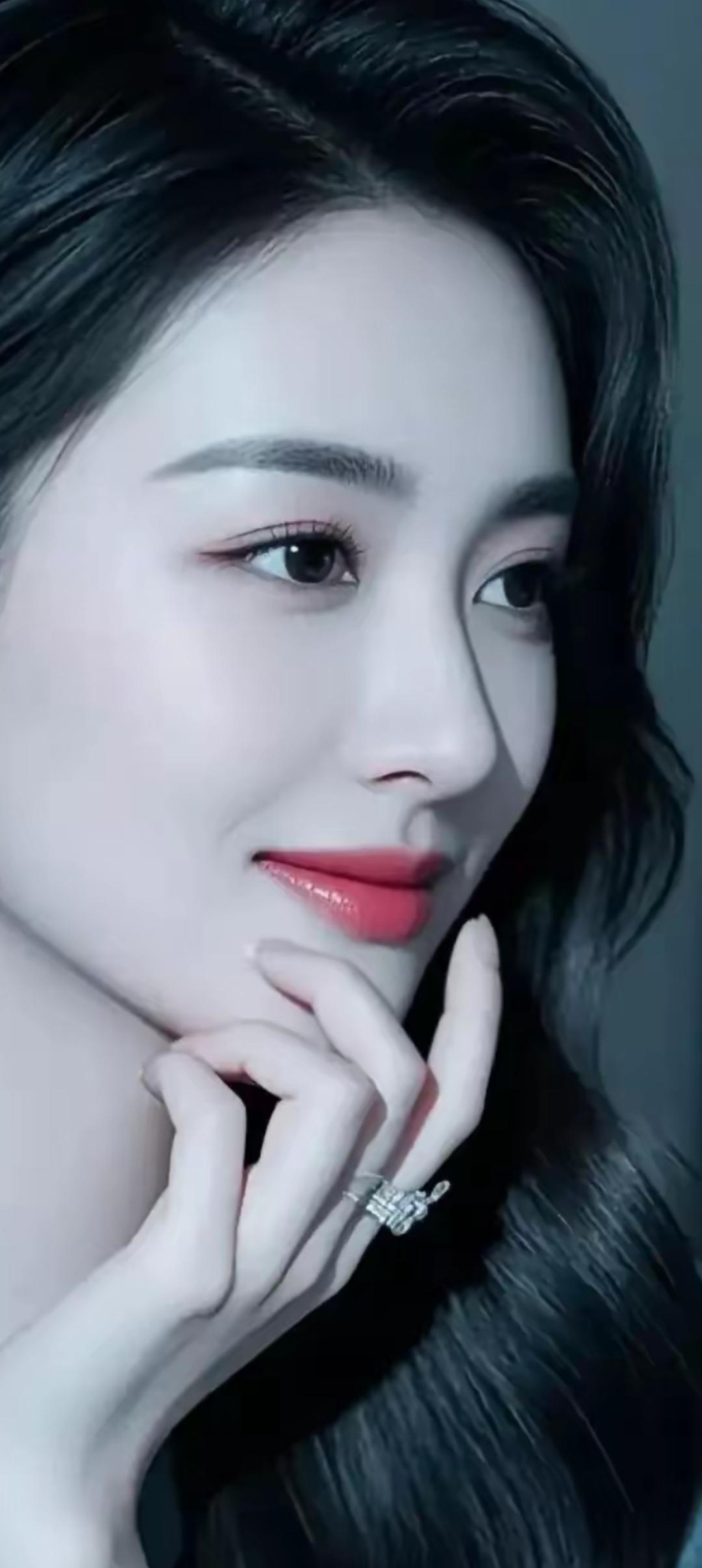 优雅红唇，闪耀戒指，气质满分！