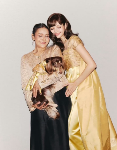 看到Lisa和妈妈的合照，一模一样感觉，仿佛看到了Lisa老了后的样子～​​​