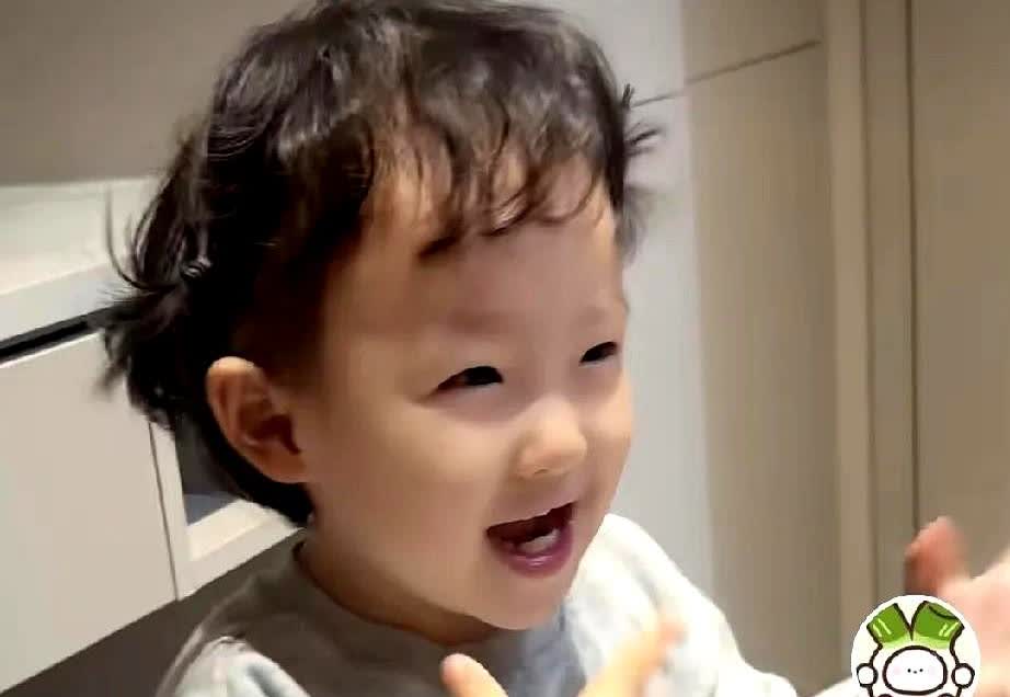 真替黄一鸣高兴，闪闪终于有家了！有网友说：闪闪爸爸和爷爷要来约见闪闪了？