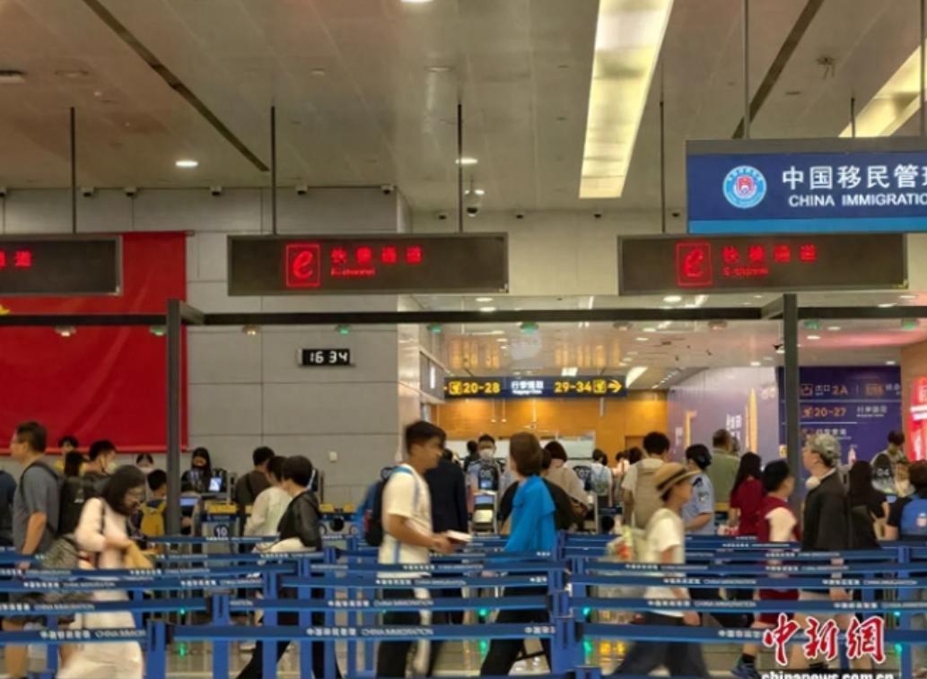 太险了！8月29日报道，上海浦东机场边检民警拦下一名外籍旅客，对方自称来华旅游，