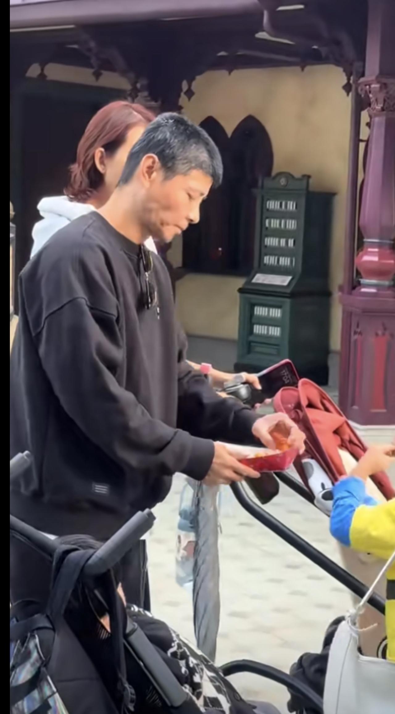 蔡少芬一家三口现身迪士尼，张晋白头发很多很显老，53岁蔡少芬染红发，夫妻俩穿着一
