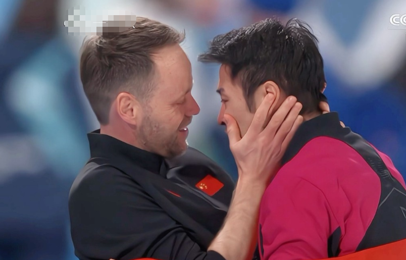 宁忠岩夺冠赛后感人一幕！外教德威特也是泪流满面、抱着宁忠岩，用衣服给宁忠岩擦眼泪