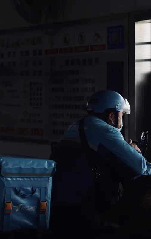 外卖小哥“神操作”：一个电话，救下两条人命！深夜的街头，一个普通的外卖订单背