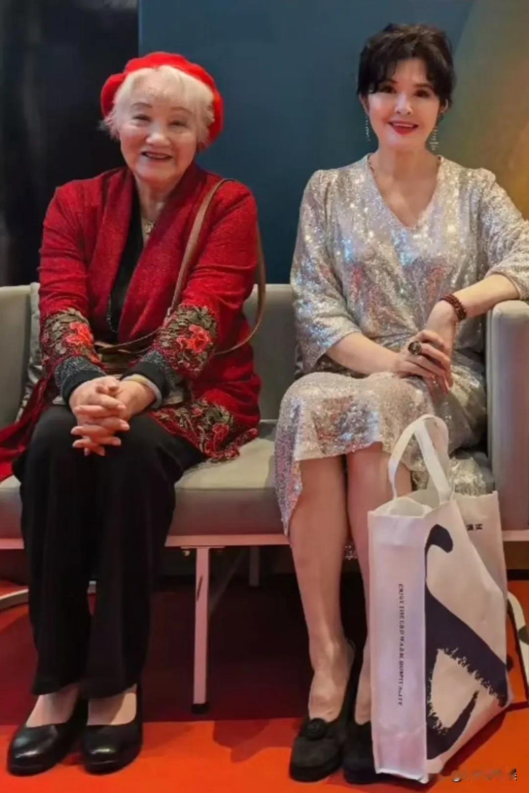 演员田岷和老艺术家祝希娟老师现身金鸡百花电影节。要说现在的年轻人对她们不熟，但