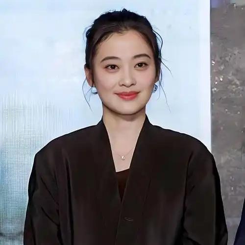 演员梅婷说：“在和冯远征拍《不要和陌生人说话》的时候，有一个镜头是他用脚踩在我的