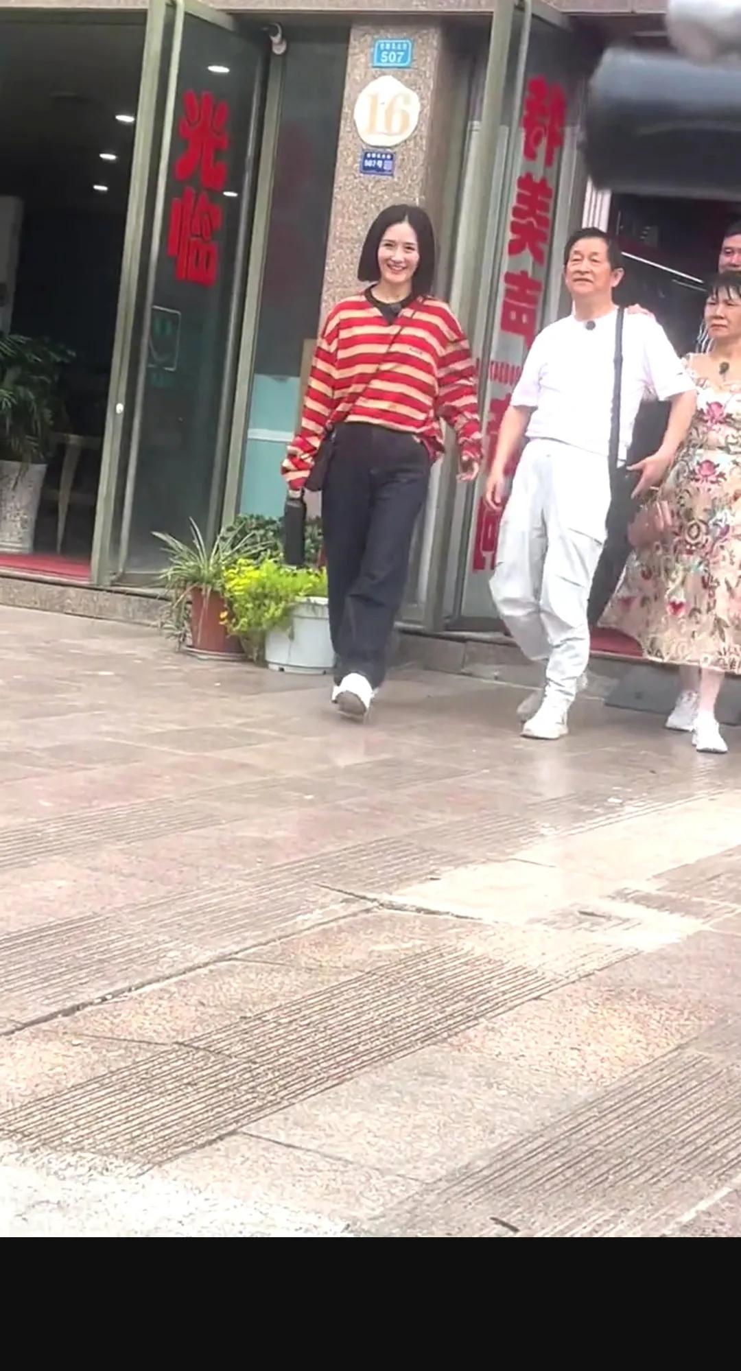 难得一见，谢娜的爸爸妈妈原来长这样。实不相瞒，谢娜见过多次，但谢娜的爸爸妈妈