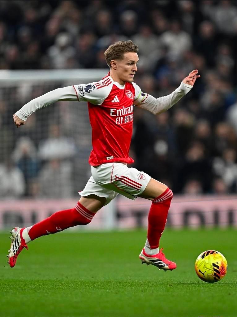 挪威国家队主帅斯托勒·索尔巴肯表示，厄德高的膝盖问题“没什么大碍”。他在对阵布伦