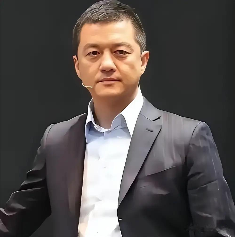 主持人问李亚鹏:“你为什么不做演员了？做演员比做直播要赚钱！”李亚鹏说:“我要是真想去挣钱，还是有别