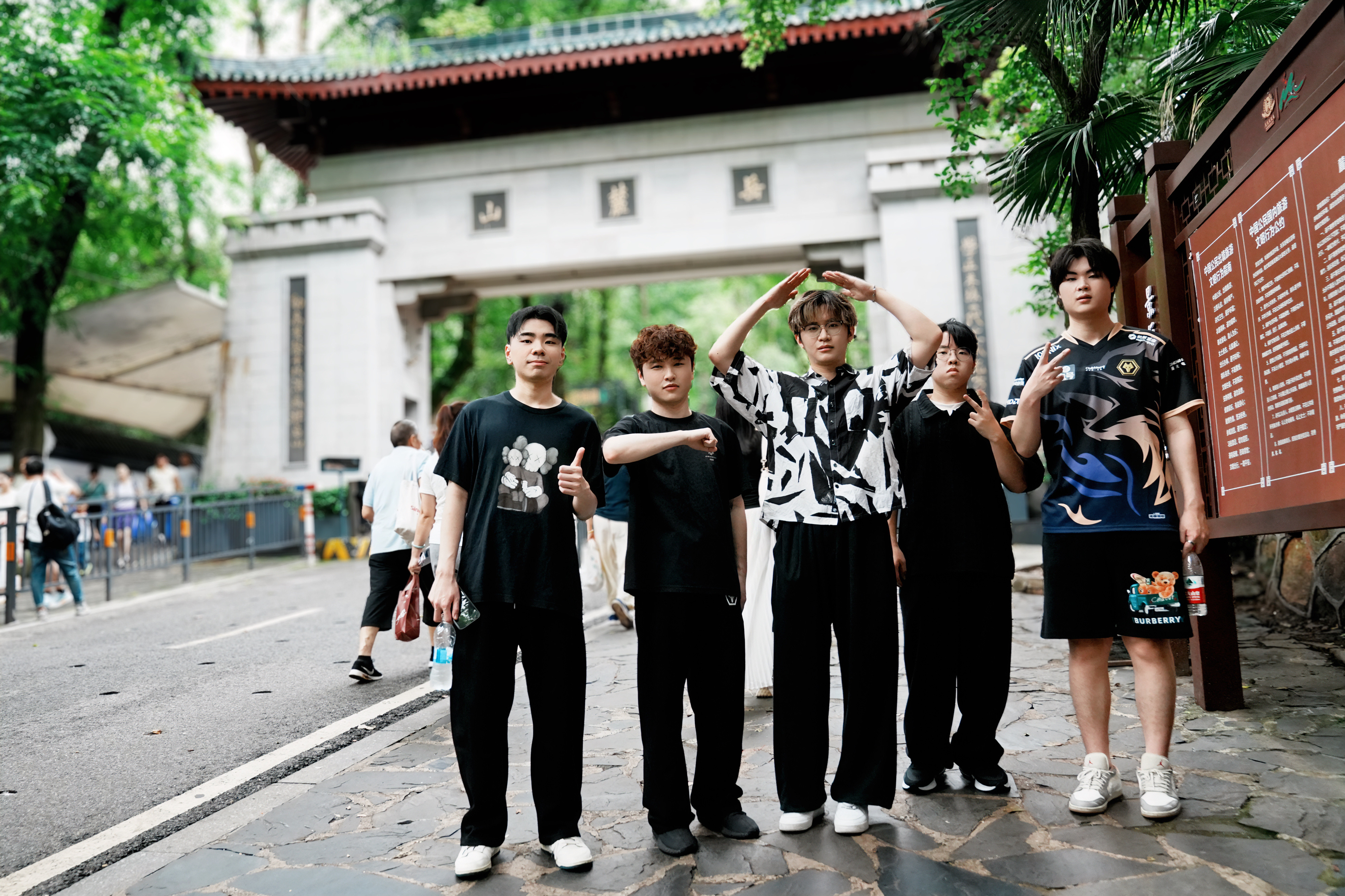 登高赴新程🐺摄影师：请大家摆一个帅气的动作（again）小春：岳麓山的话…摆个