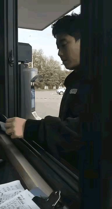 没想到王励勤这次下了死命令，说好的是封闭训练，没有请假条，谁来都不好使，