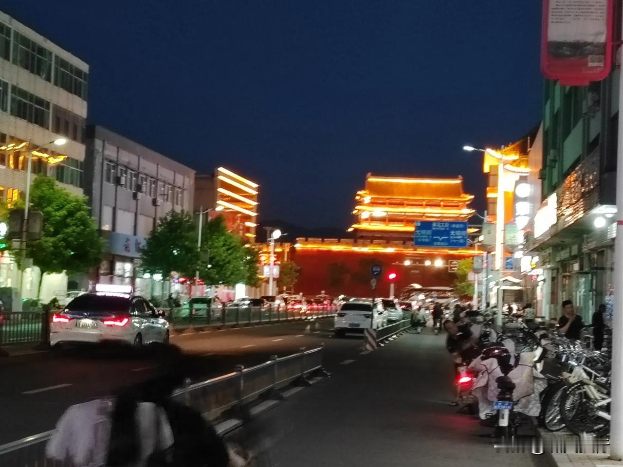 到了，忻州。动车2小时多点，石家庄过来没有高铁。订的民宿，距离古城步行5