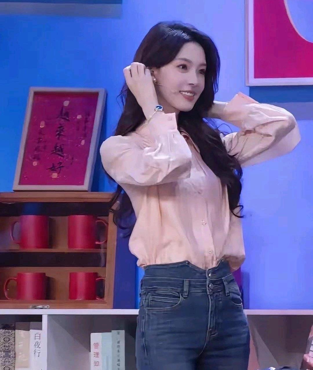 没想到春晚也有如此好看的人让我忍不住鹿……能扛住春晚镜头的，才是真真正正的