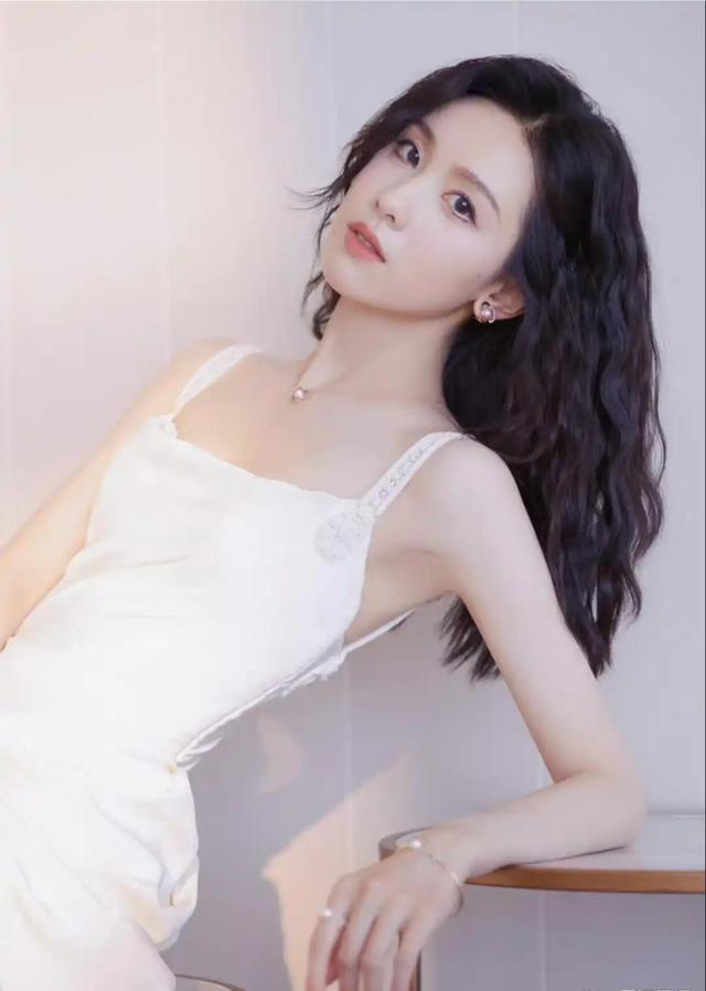 陈都灵[比心]美神降临[爱心]，但，略显…单薄[无奈吐舌]