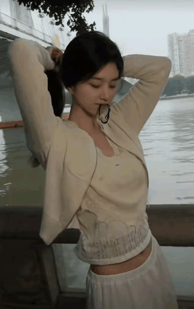 看她眼神，面部表情，感觉很舒服，这样的美女，能食人间烟火。
