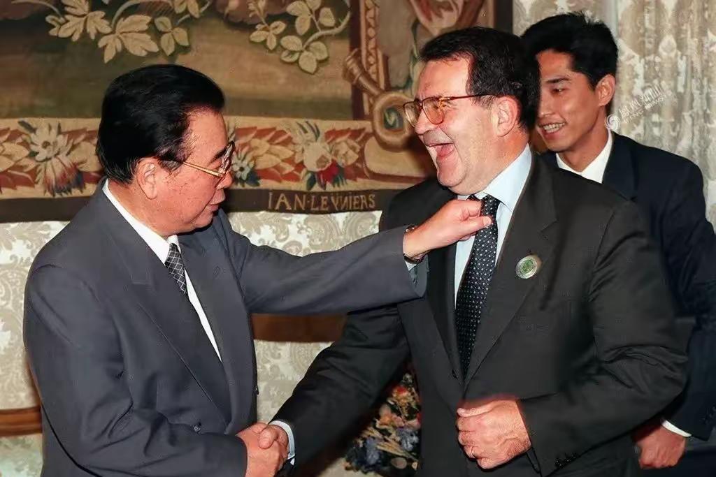 1991年12月，李鹏总理访问意大利，他与意大利总理罗马诺见面握手。李鹏总理看