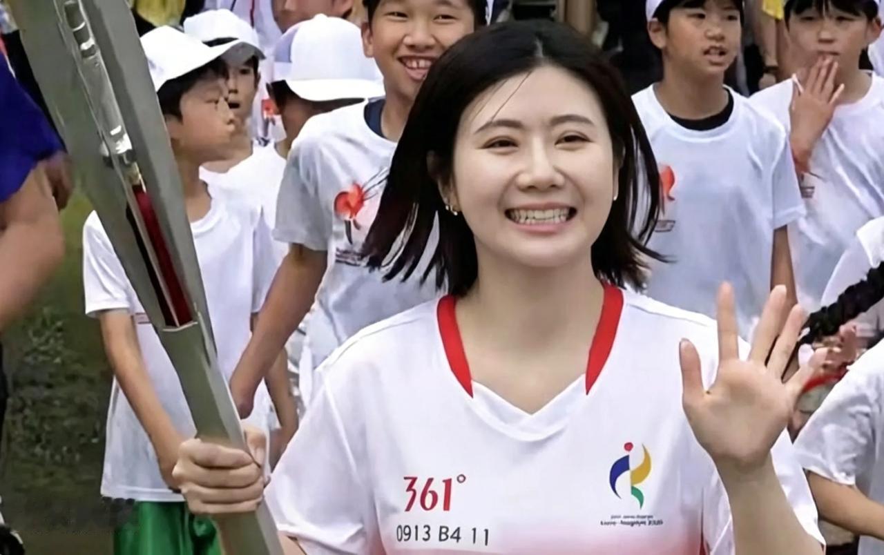 两张火炬传递的画面，横跨了整整十八年。2008年北京奥运圣火传递的镜头里，20