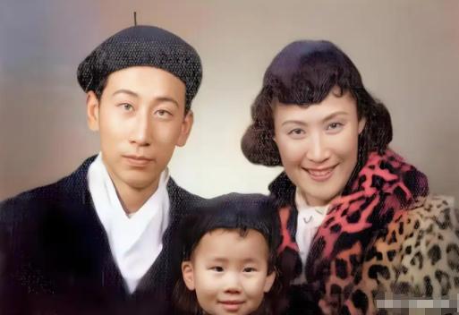 1966年，京剧皇后言慧珠在自尽前，拉着11岁儿子的手，跪在丈夫俞振飞跟前，求他