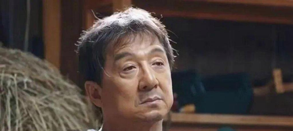 71岁的成龙说出了这辈子最大的遗憾！近期，成龙大哥采访时说：自己这辈子最大的遗憾