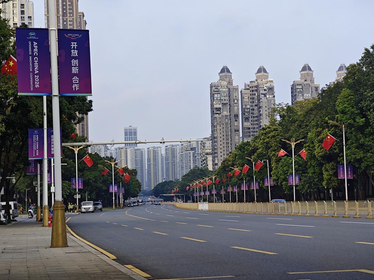 这是今天清晨6:50拍摄的深圳市福田区侨香路，深圳香蜜湖公园和深圳国际会议交流中