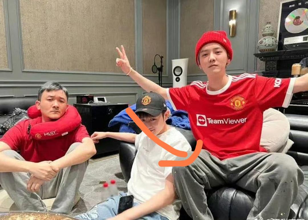 司晓迪的含金量还在上升啊。细心的网友发现司晓迪发的照片里，男士穿的裤子和鹿晗晒