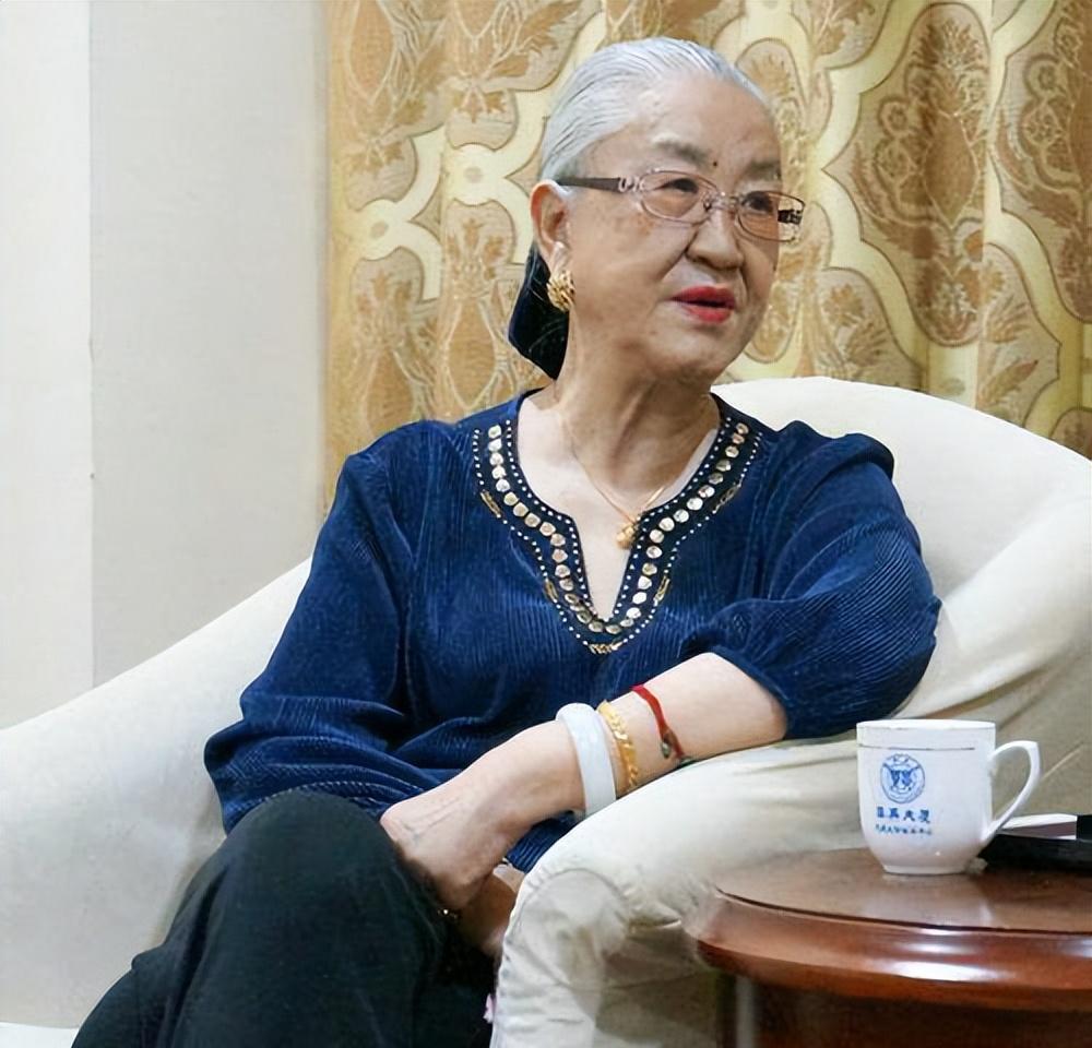 1986年，耿莹一夜之间被查封了所有资产，她选择出走美国，在离开时她发誓，给我3