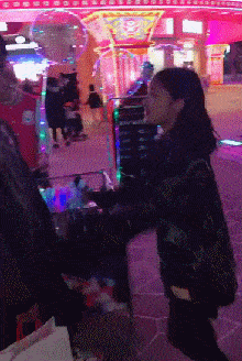 爆笑GIF: 妹子, 没事逗猪干嘛呢?