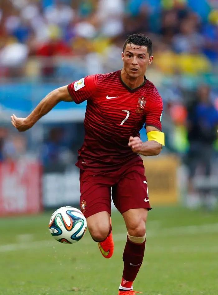 别再盯着大巴黎了，今年的欧冠剧本已经换了主角。拜仁在死亡之组里全胜突围，凯恩4