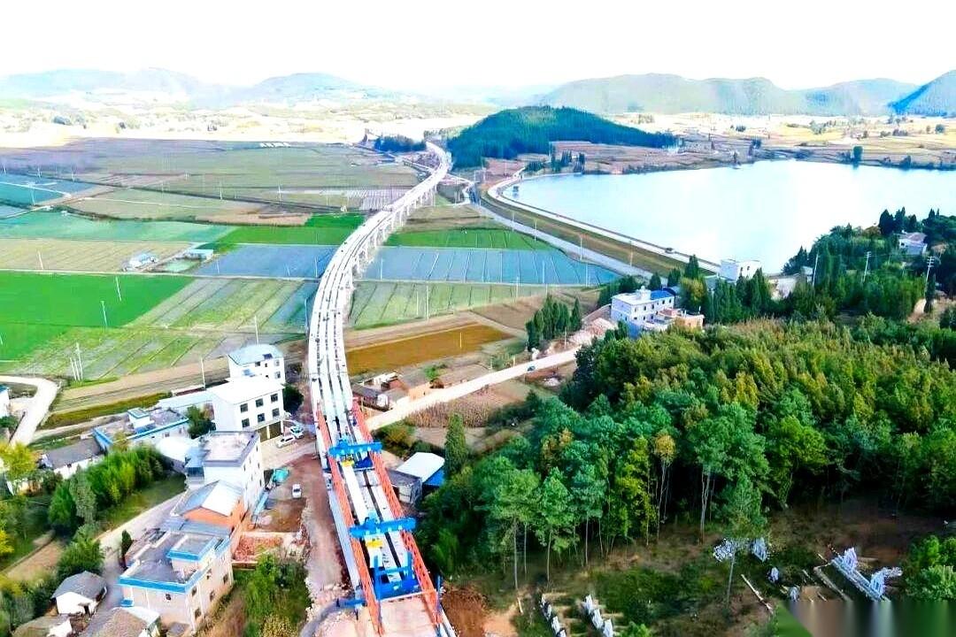 刷到个新闻，脑子里就俩字：离谱。云南，8条高速公路，同时在建。你知道这是什么