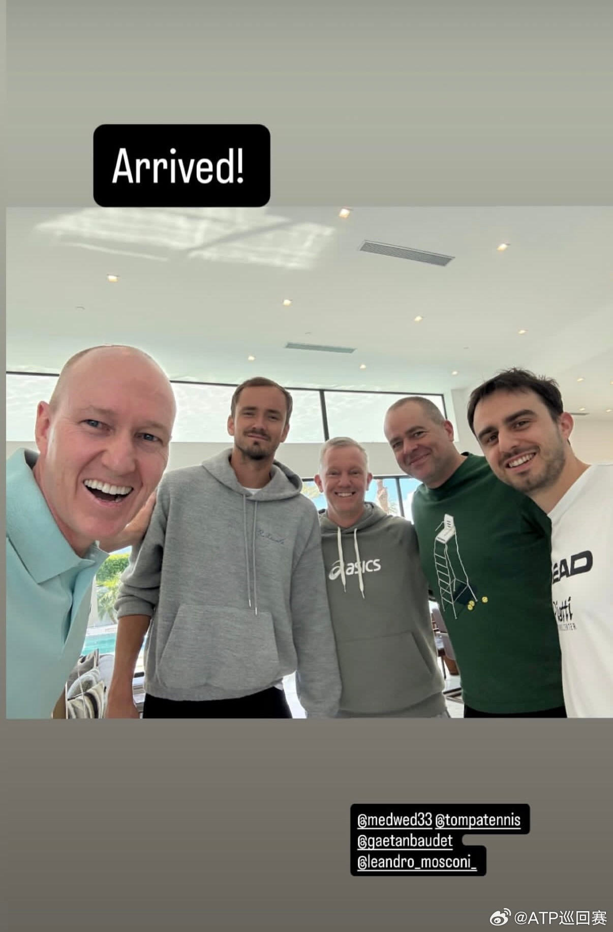 抵达赛场🙏梅德维德夫平安落地印第安维尔斯后更新社交媒体，本站比赛他的第二轮对手