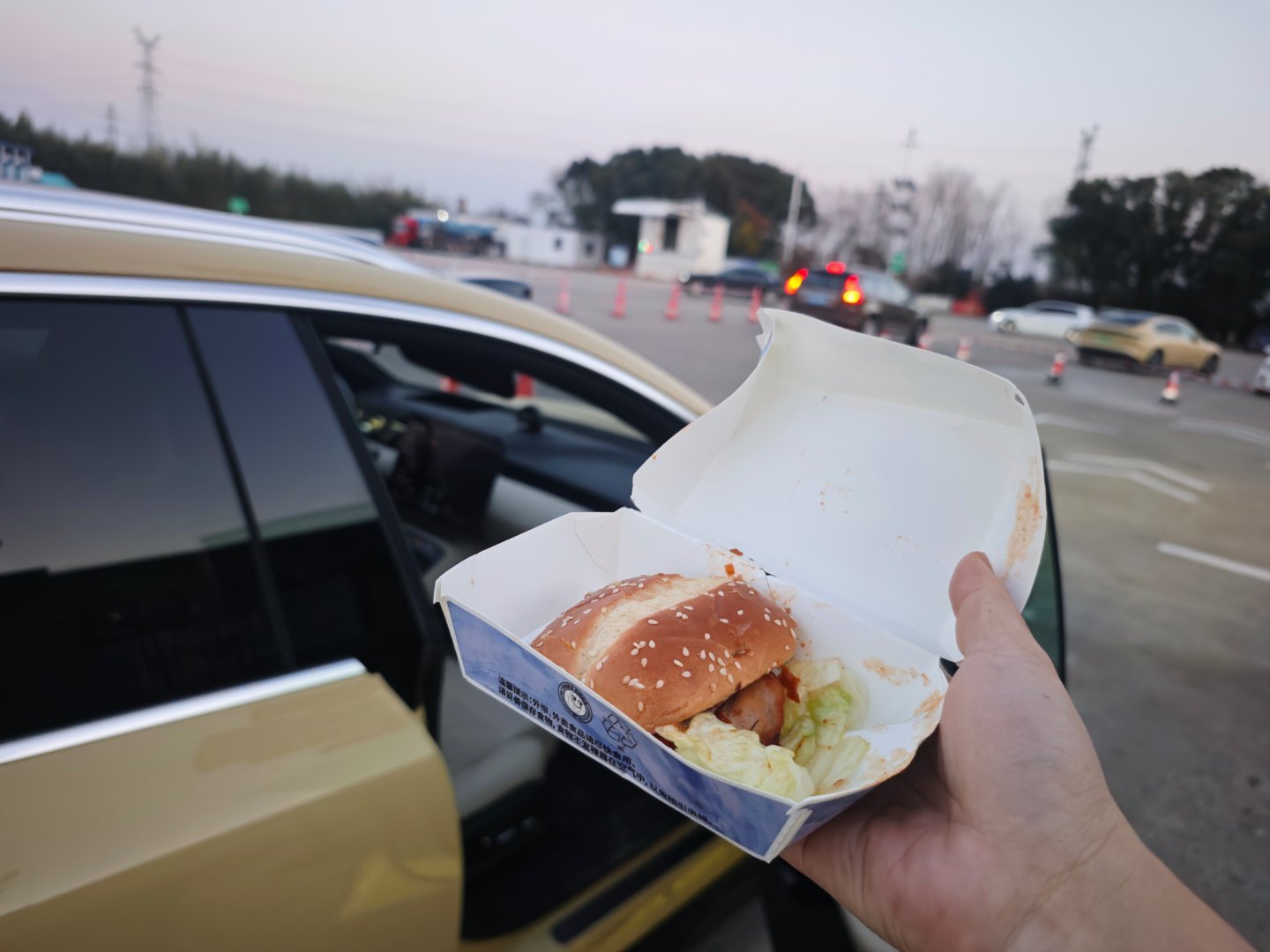 什么叫汽车售后?大年初五·仙人山服务区，换电站排队，显示换电还要16分钟。想着快