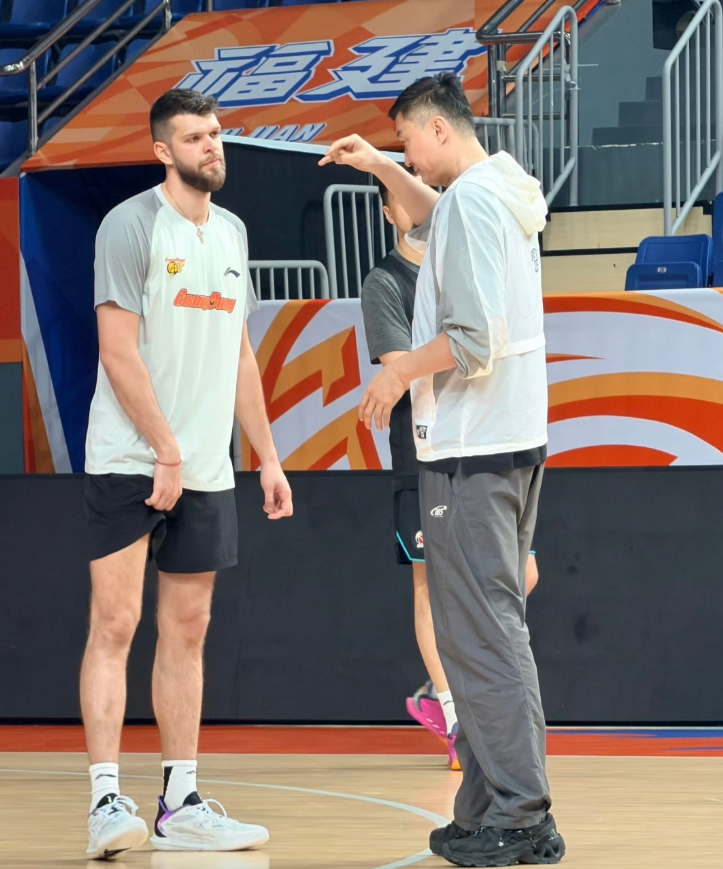刚官宣注册的拉科塞维奇，今晚对阵福建男篮就要身披31号战袍迎来广东首秀！赛前训练