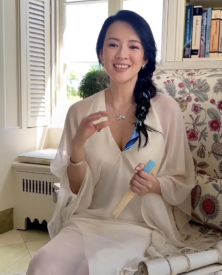 章子怡现在这么性感迷人了吗？[捂脸哭]真的好奇怪，这状态忽好忽坏的，女明星真