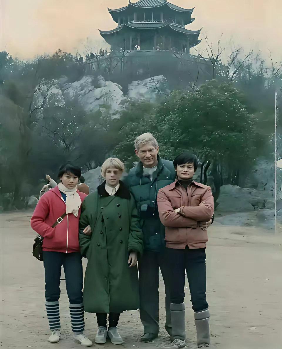 马云当年的打扮，不会真的有人相信他说他自己是寒门吧​​​