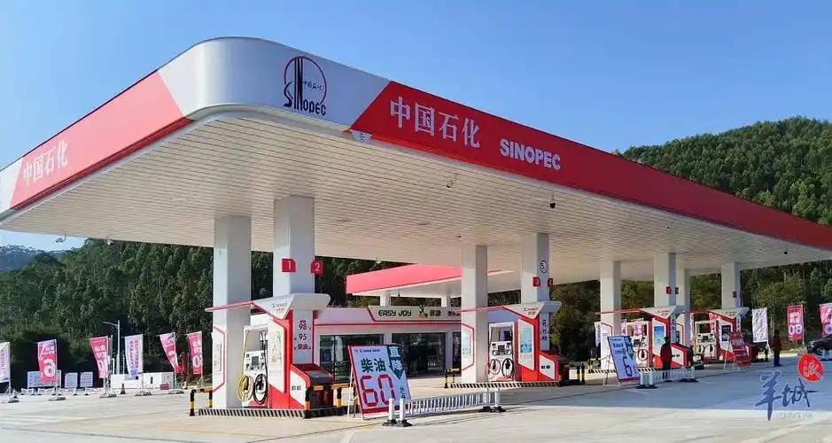 一吨原油送进炼油厂，可以提取出300公斤汽油、400公斤柴油和50公斤煤油，剩下
