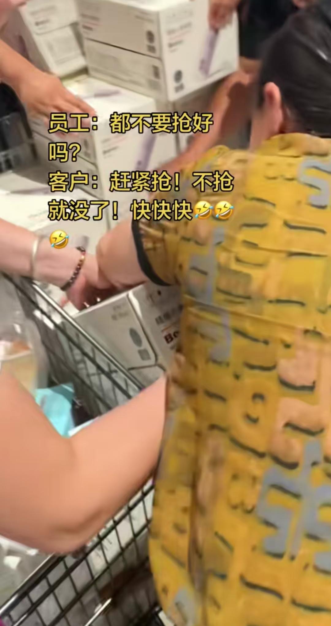 胖东来啤酒这也太抢手了，还没卸货就已经被抢购一空了，不过有意思的是抢的人大多数都