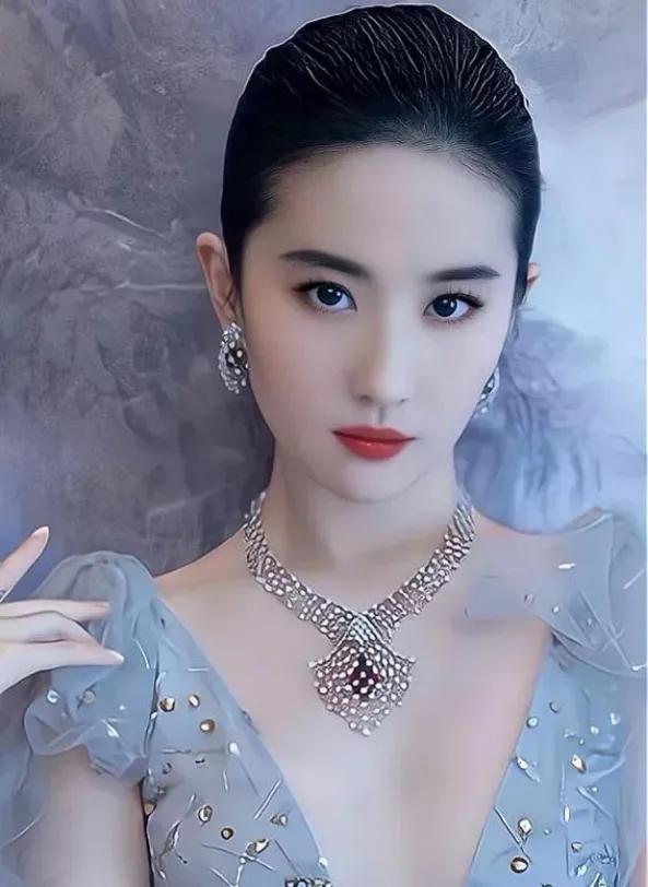 刘亦菲与陈金飞的同框照片确实引发了广泛的关注和热议。从报道中可以看出，两人的关系