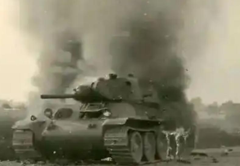 1944年科尔松突围战，维京师1辆黑豹加1辆猎豹死守渡口，88毫米炮单日击毁79